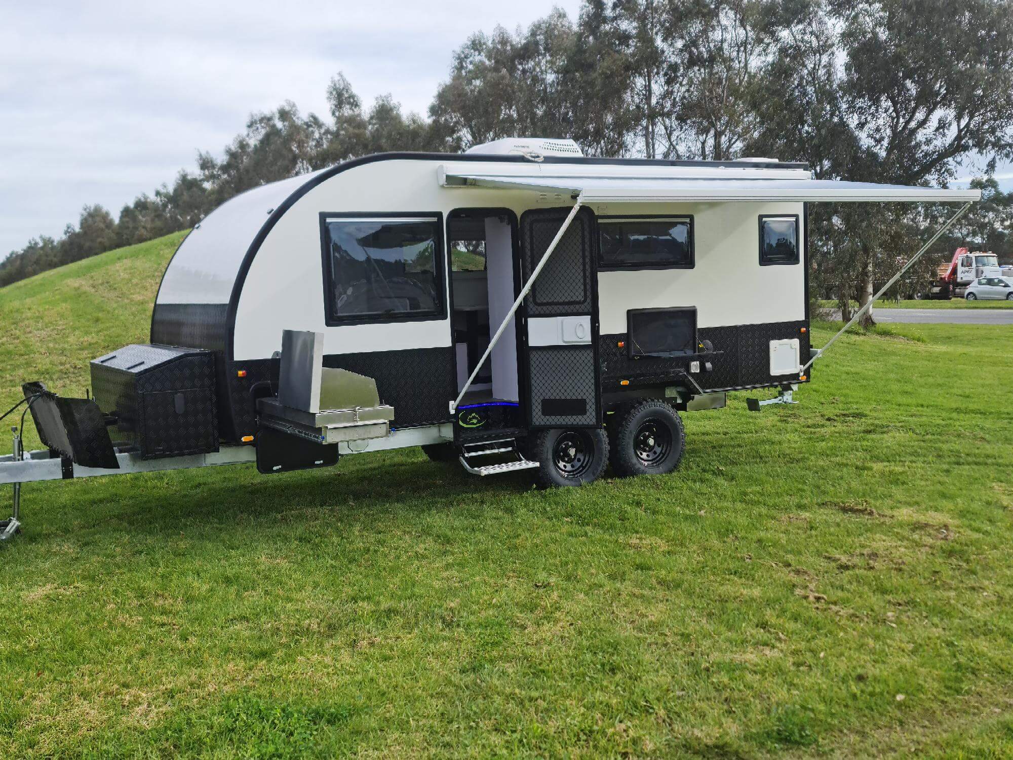 feet off road caravan